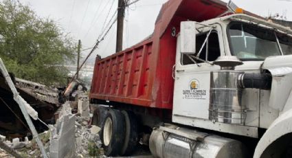 Camión de volteo choca casa de madera; lesiona y asusta a cinco niñas que veían televisión