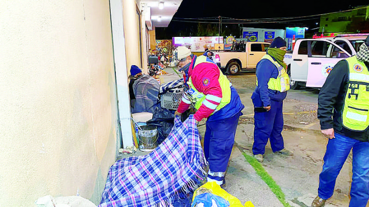 Alistan albergues por el intenso frío; familias de bajos recursos son quienes más padecen