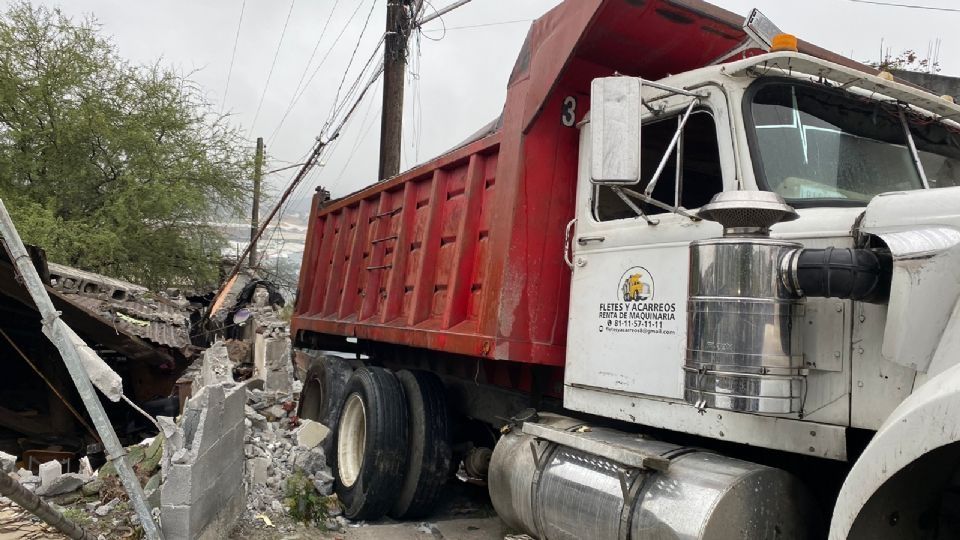 El camión de volteo dio tremendo susto a las cinco menores de edad.