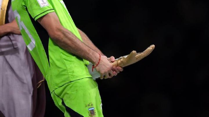 El portero Emiliano Martínez, podría perder su trofeo del mundial