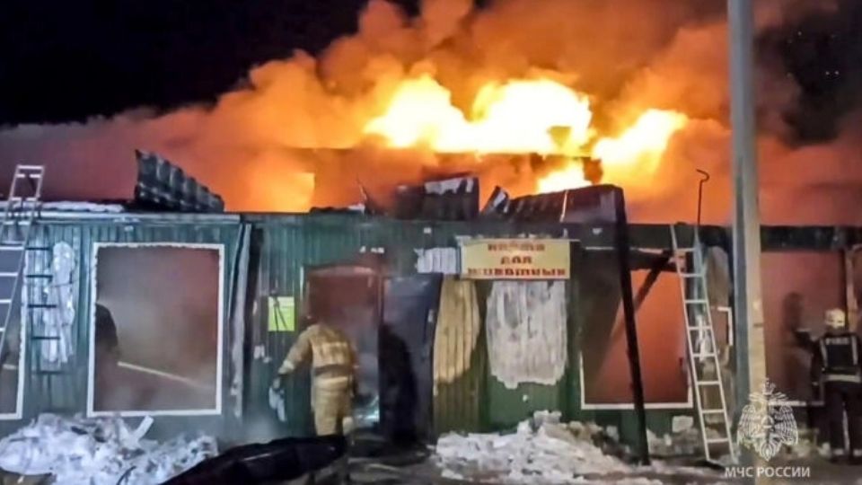 Debido al material del que estaba hecha la residencia, el fuego se propagó rápidamente, acabando con la vida de los abuelitos en el lugar