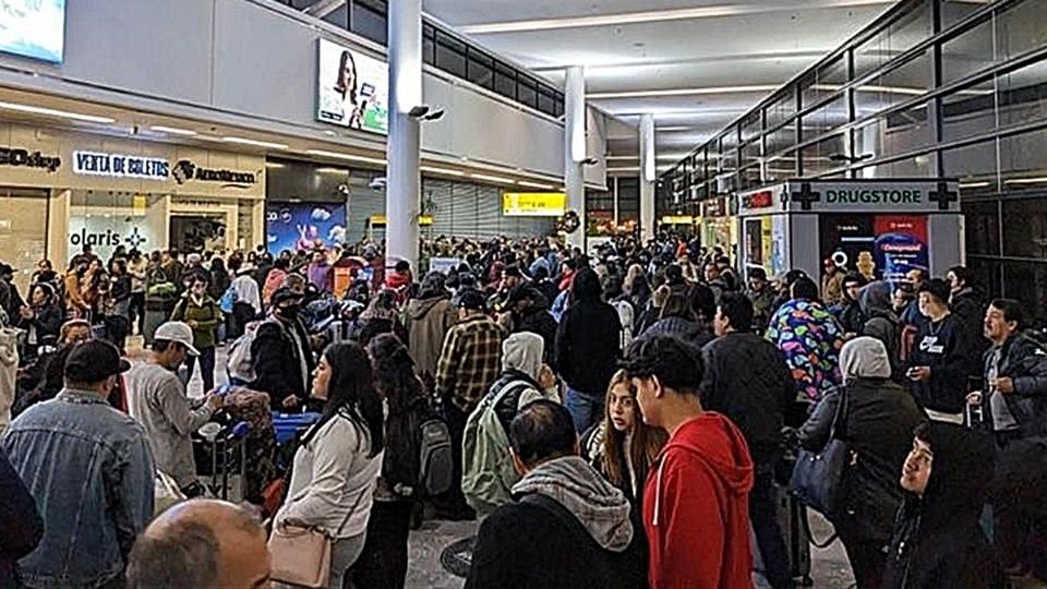 Vacacionistas varados por vuelos cancelados y demoras