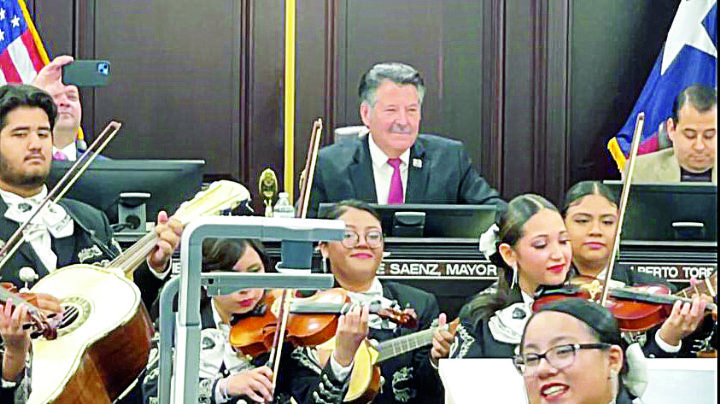 Entrega Pete Sáenz estafeta al doctor Treviño