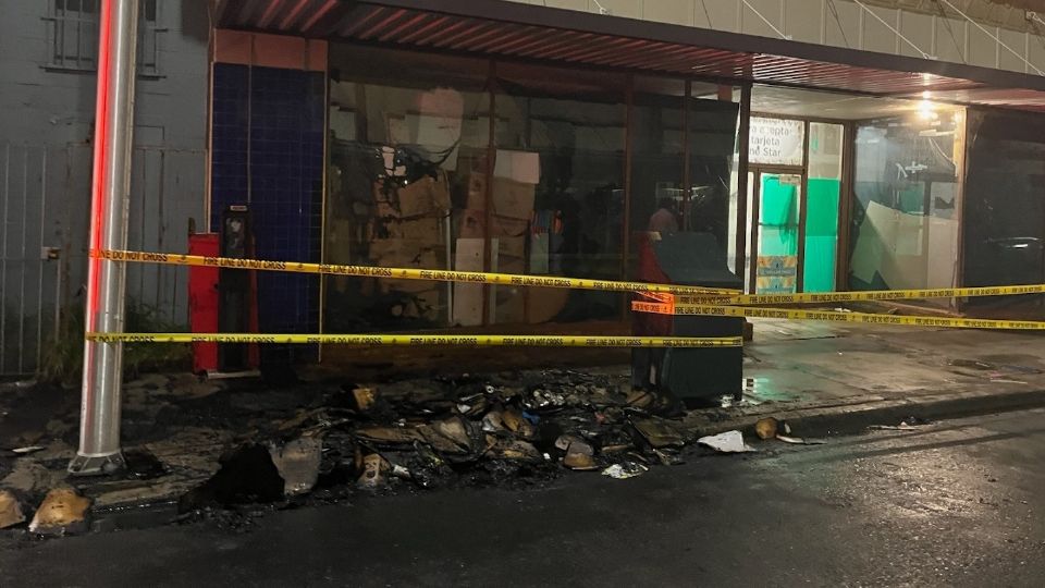 Este jueves 29, una caja de cartón afuera de una tienda en la cuadra 11 de Hidalgo, se incendió