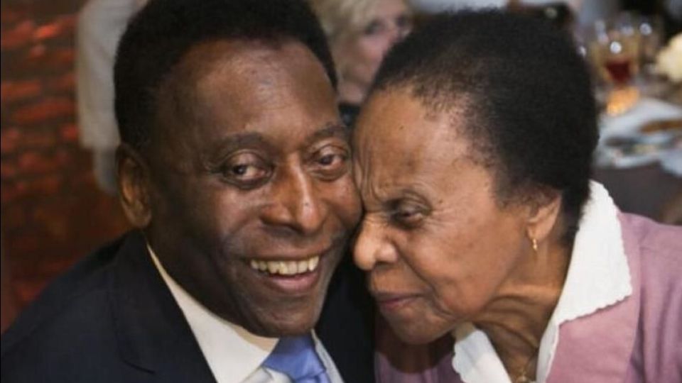 El 20 de noviembre pasado, Pelé festejó a su mamá al cumplir 100 años