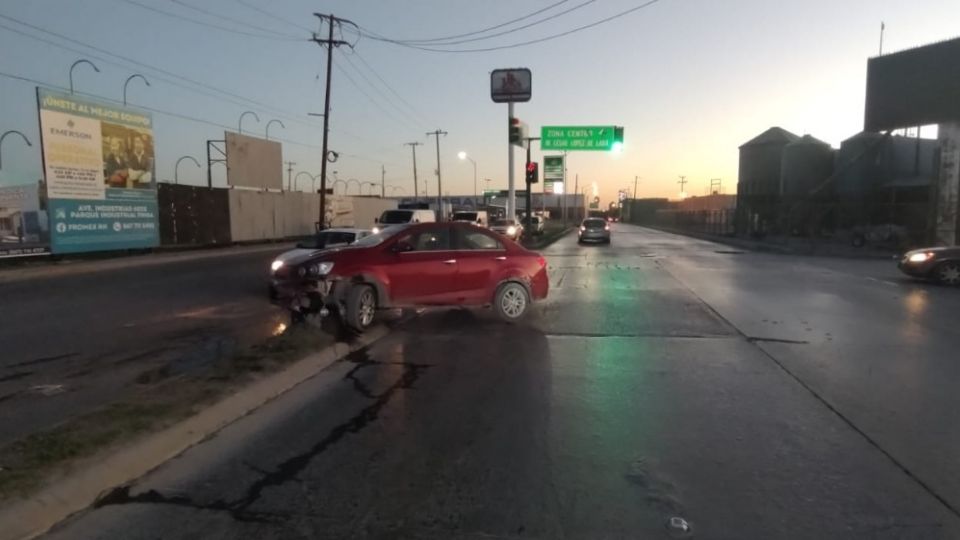 El auto quedó en medio del camellón