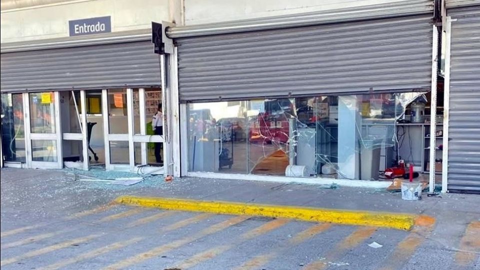 El comando causó destrozos en las tiendas del centro comercial y dentro incendiaron parte de la bodega