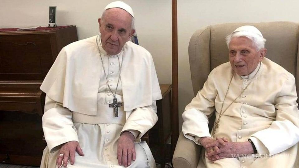 El Papa Emérito Benedicto XVI (der) falleció hoy en Ciudad del Vaticano