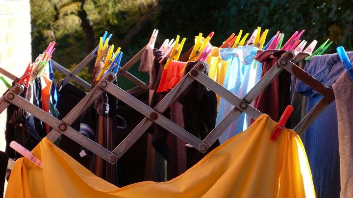 Sorprenden a hombre oliendo ropa íntima del tendedero de su vecina; está detenido