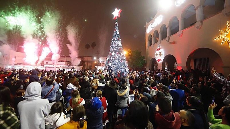 El encendido del Pino Navideño reunió a las familias de la ciudad