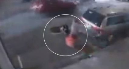 ¿Otra vez? Mujer cae en alcantarilla abierta de la CDMX | VIDEO