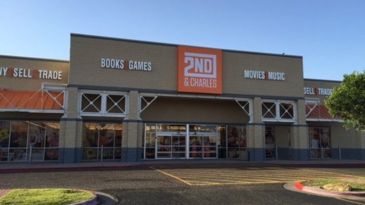 Cierra tienda 2nd & Charles de Laredo, Texas; colocan pancarta