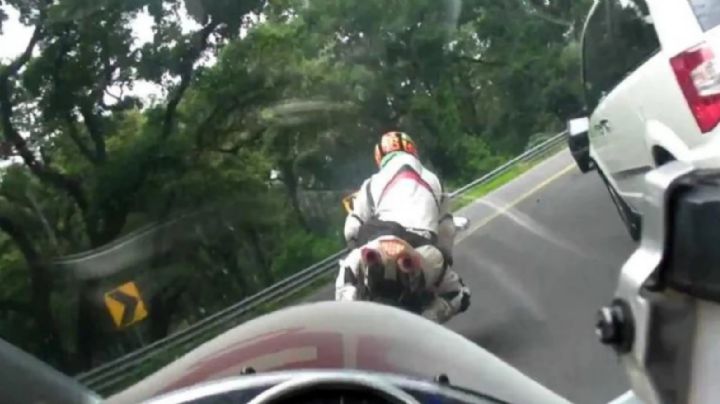 Fuerte accidente en autopista México-Cuernavaca; motociclistas salen disparados | VIDEO