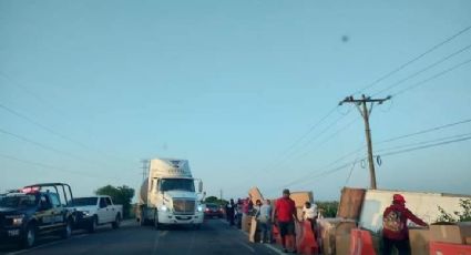 Vuelca tráiler cargado con muebles y es rapiñado por pobladores de Tabasco