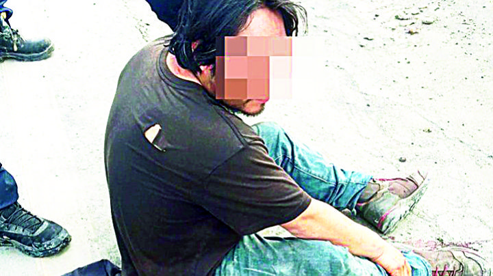 Hombre ataca y daña autos de una agencia a pedradas en Bulevar Colosio