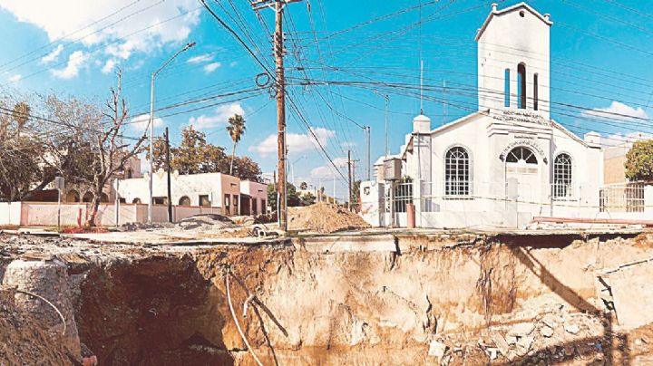 Amenazó socavón con ‘tragarse’ iglesia y negocios en crucero de Leandro Valle y Madero