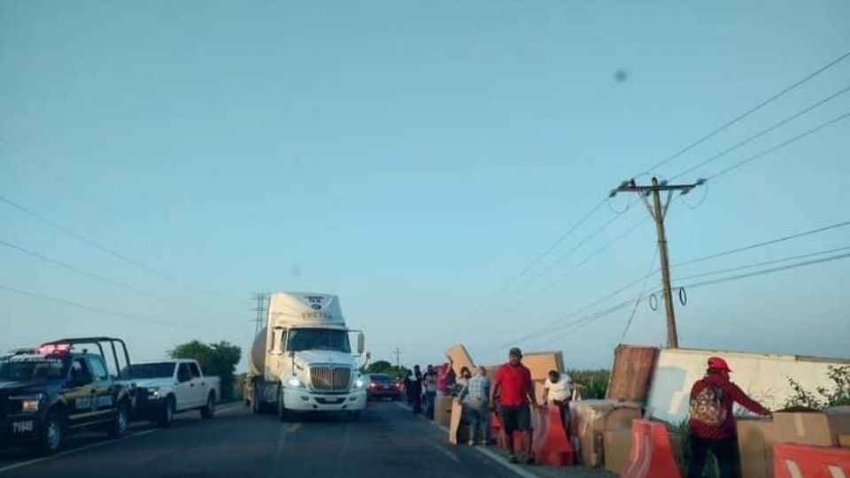 Las fotografías muestran como incluso los habitantes hacían fila para llevarse las enormes cajas de muebles a sus casas