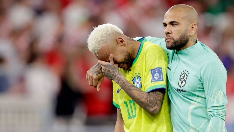 Neymar Jr. sale llorando de la cancha tras la eliminación de Brasil en Qatar 2022.