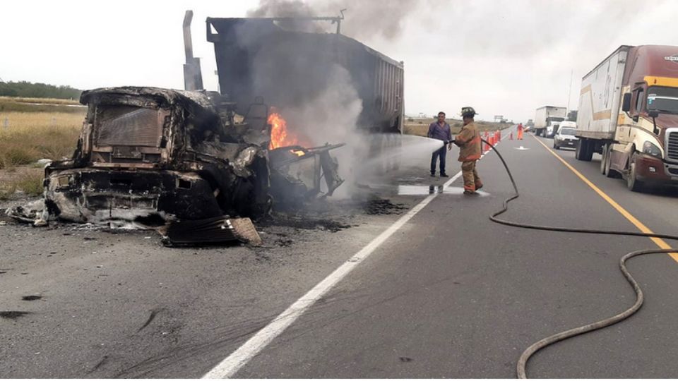 Se incendia tráiler que venía hacia Nuevo Laredo