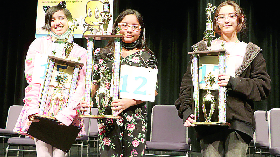 Victoria Salazar (centro)fue la ganadora de la competencia de Spelling Bee en el distrito de LISD.