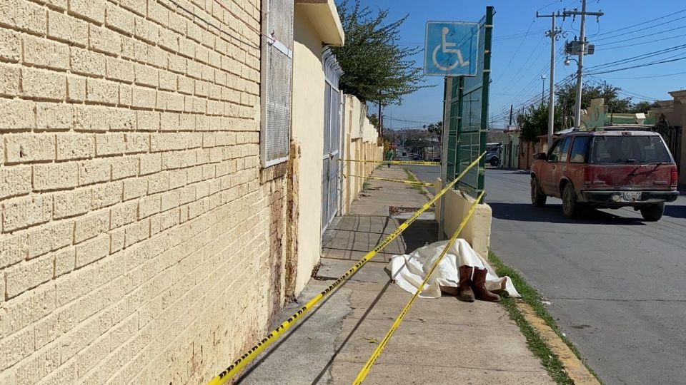 Su cuerpo quedó frente a una escuela primaria