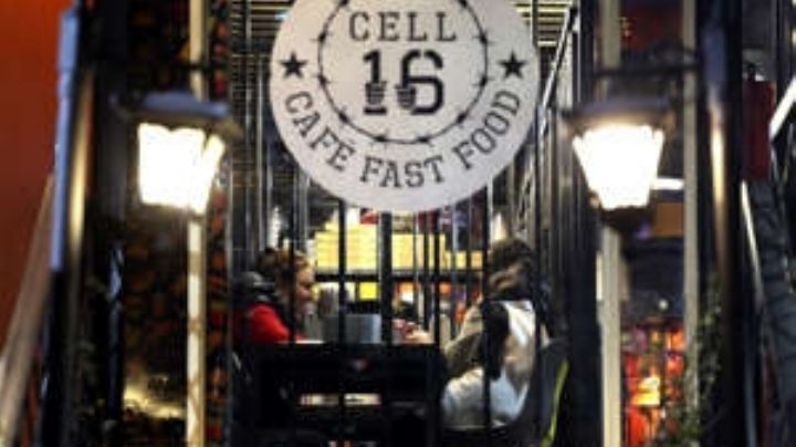 Experiencia inusual : Restaurante en Irán ofrece comida 'dentro de la cárcel'