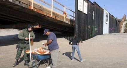 Captan a Border Patrol brincando al lado mexicano para comprar frituras con harto limón y salsa