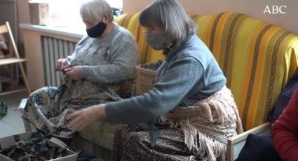 VIDEO Abuelitas ucranianas tejen redes de camuflaje para los soldados en la guerra.