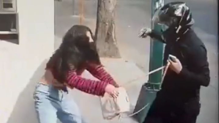 Mujer pelea contra asaltante armado en la CDMX