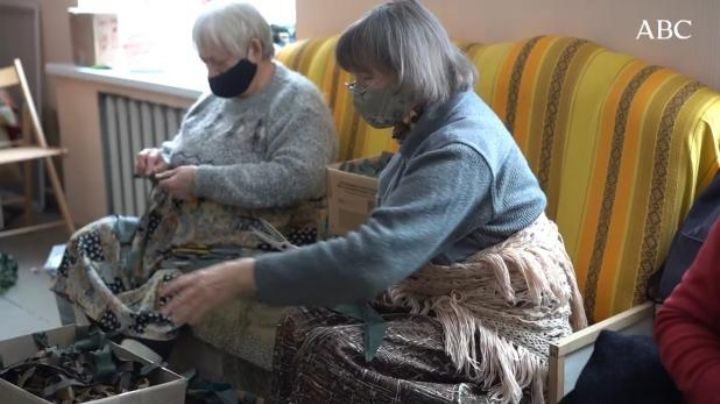 VIDEO Abuelitas ucranianas tejen redes de camuflaje para los soldados en la guerra.