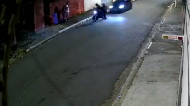 VIDEO: Conductor frusta asalto y embiste con su auto a los ladrones