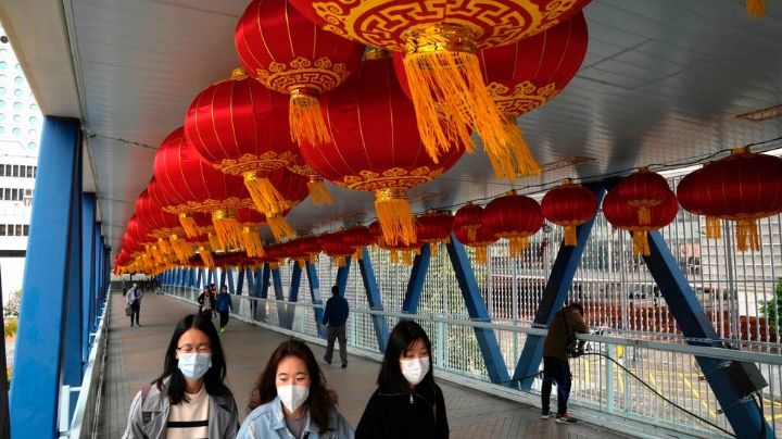 Brote de covid en Hong Kong obliga a autoridades a erradicarla "por encima de todo"