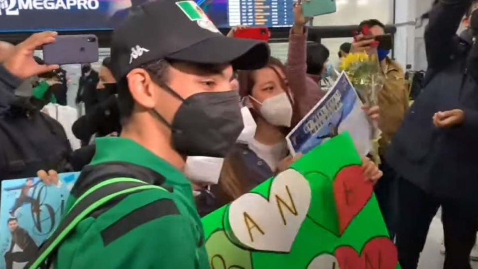 Donovan Carillo llega a México entre ovaciones tras su participación histórica en los Juegos de Invierno de Beijing 2022