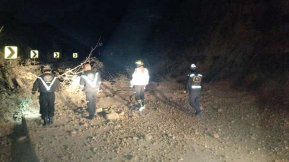 Caminos fueron bloqueados por el deslizamiento de tierra y piedras provocados por el movimiento telúrico de la madrugada