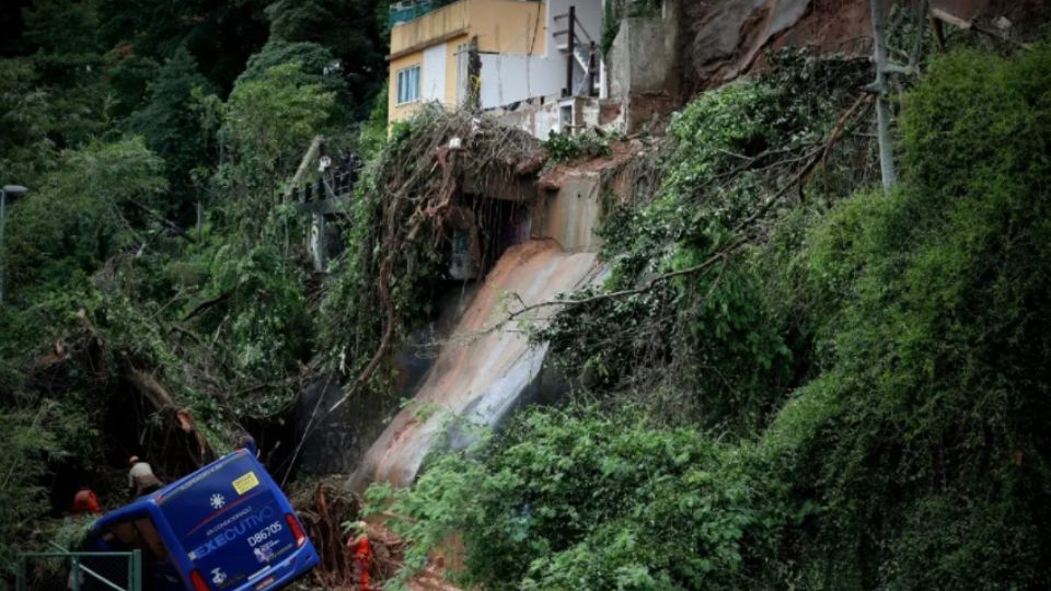 La zona de Petrópolis fue severamente afectada por las torrenciales lluvias, poniendo a las familias de la zona en peligro constante de alud