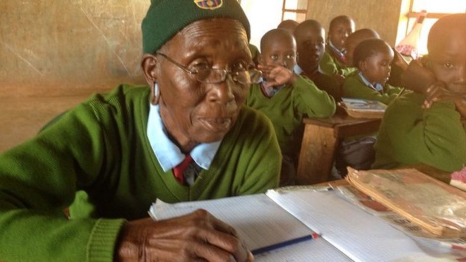 La mujer comparte su día a día con todos los alumnos de la escuela, 80 años más jóvenes que ella