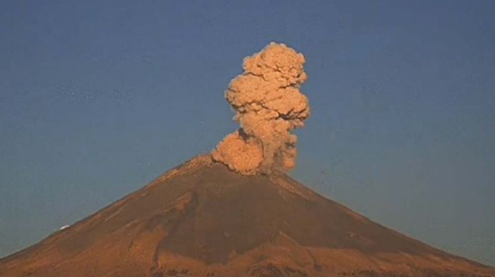 VIDEO: Volcán Popocatépetl emite explosión; genera columna eruptiva de 1 km