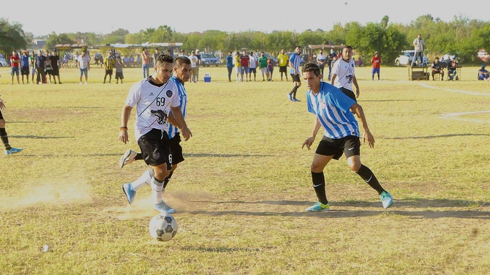 Los jugadores metieron fuerte la pierna buscando imponer el ritmo en la cancha