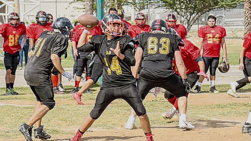 Las emociones del futbol americano vuelven al campo