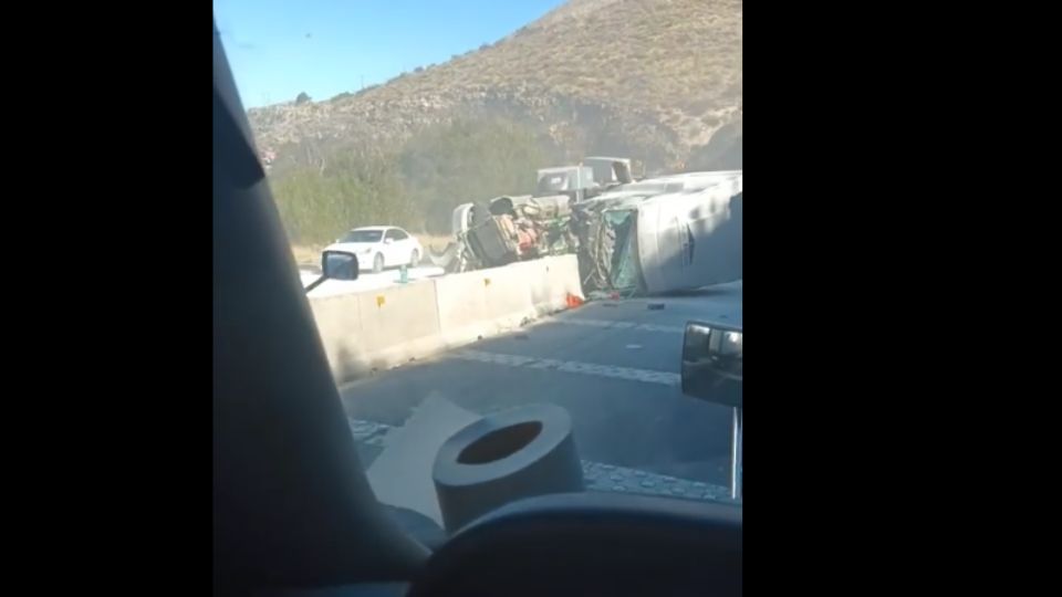 Volcadura provoca que tráiler se parta. No reportan pérdidas humanas