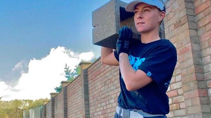 Critican a mujer albañil: dicen que "no es lo suficientemente fuerte para ese trabajo"