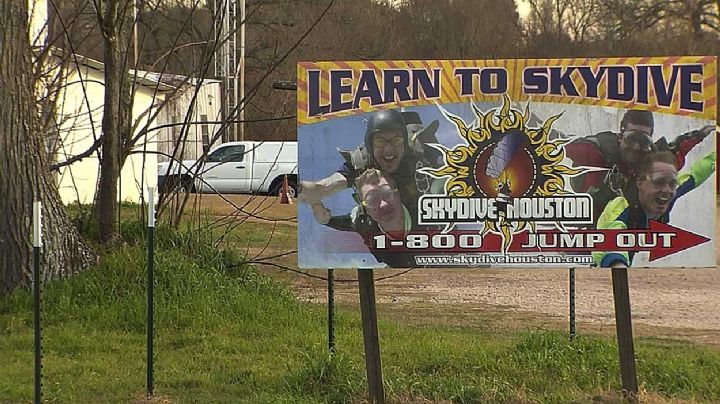 Muere instructor al fallar su paracaídas; su alumno se debate entre la vida y la muerte