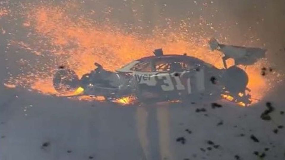 Según se puede apreciar en los videos de la carrera, el piloto intentó pasar frente a otro corredor