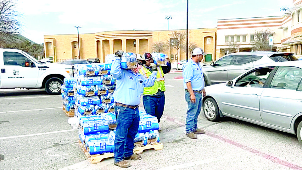 Ayerm las autoridades anunciaron que los suministros de agua embotellada se acabaron.