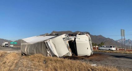 Camión de carga vuelca en carretera Saltillo-Monterrey