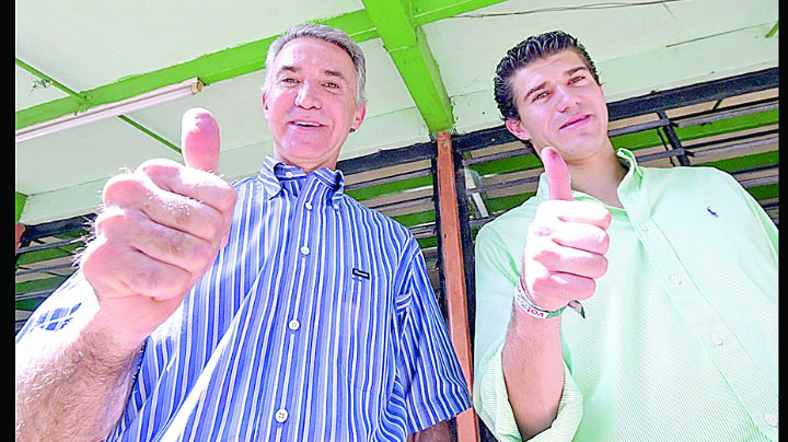 Exhiben negocios detrás de Latinus y Loret