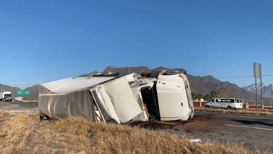 El camión transportaba costales de harina al momento de sufrir el percance