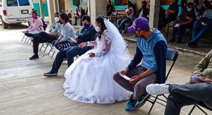 Vestidos de novios se fueron a vacunar contra el Covid en Oaxaca