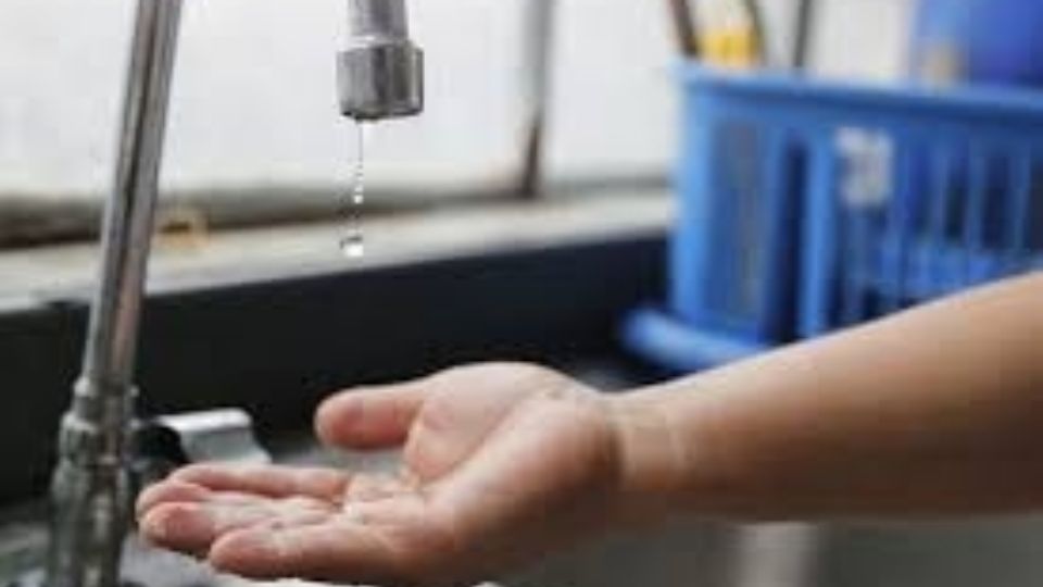 Más de 38 ml residencias sin agua.