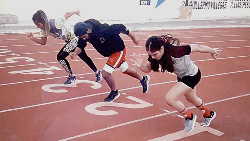 Alejandra Cárdenas (izquierda), Eduardo López y Emily Alvarado, se preparan intensamente para las competencias de atletismo